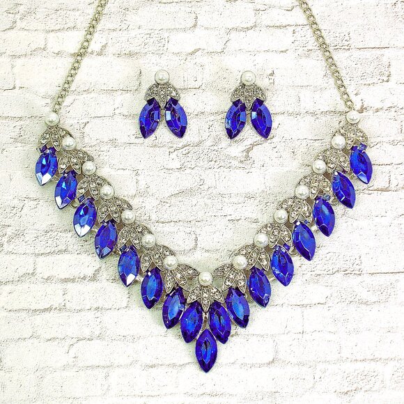 Blue crystal and white pearl necklace and earring set with marquise crystals - Picture 8 of 10